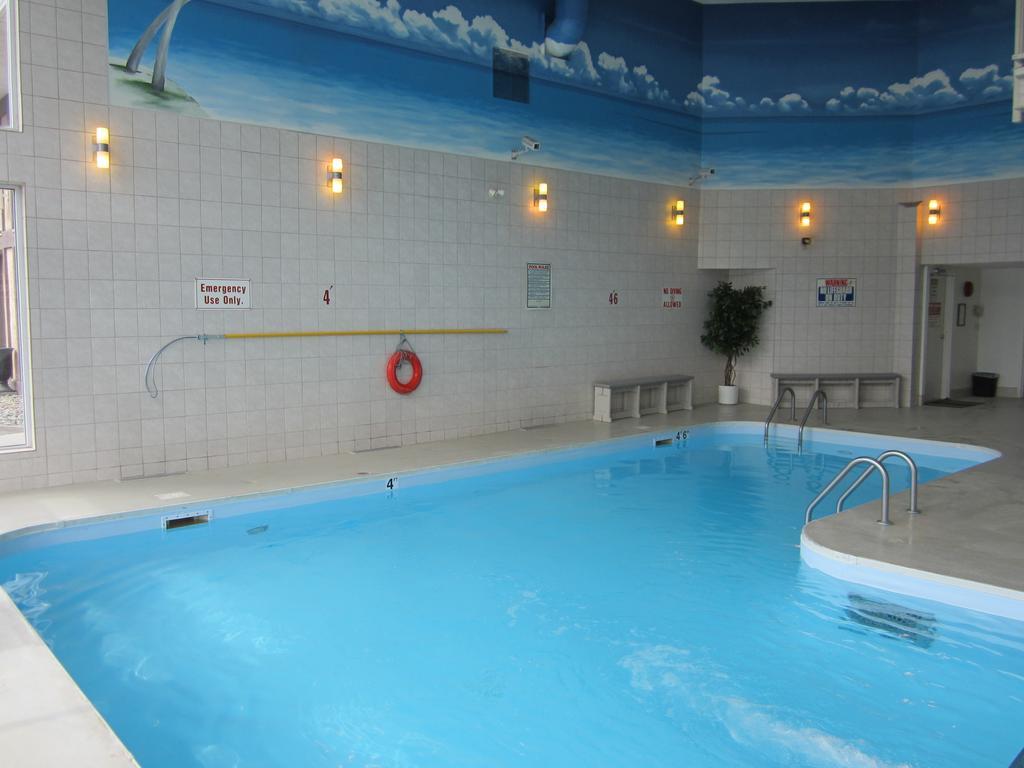 Maverick Motor Inn And Waterslide Kamloops Exteriör bild